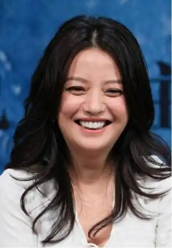 45岁赵薇现身红毯:精致妆容挡不住发福,脚蹬"恨天高"比成龙还壮