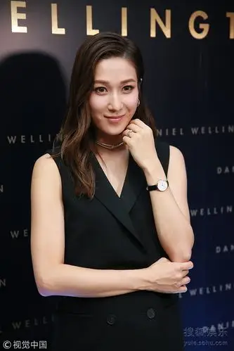 钟嘉欣穿西装马甲不显孕肚夸肚中宝宝会做人