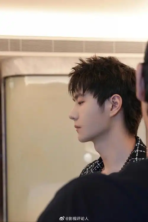 鼻子决定了颜值的上限#请欣赏大帅哥的神级侧颜和名品鼻子王一博邓Ё