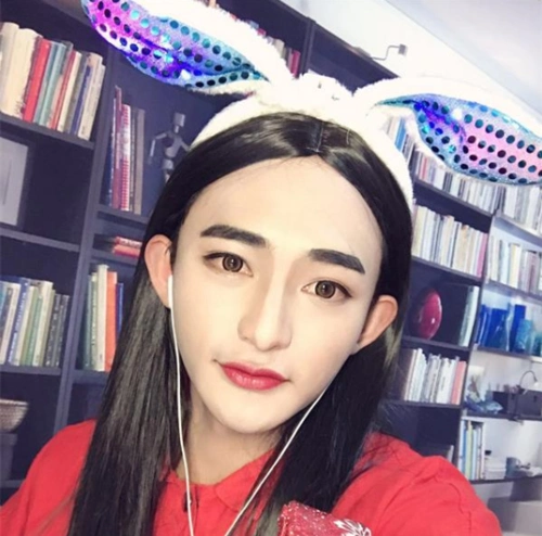 贱过刘梓晨,韩熙雅小鲜肉男扮女装竟为"坐台女"