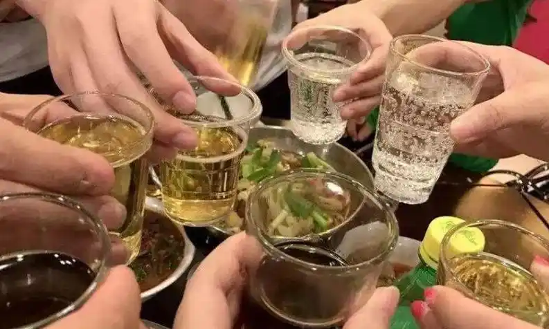 天气热为什么要喝啤酒呢(天气热为什么要喝啤酒呢女生)