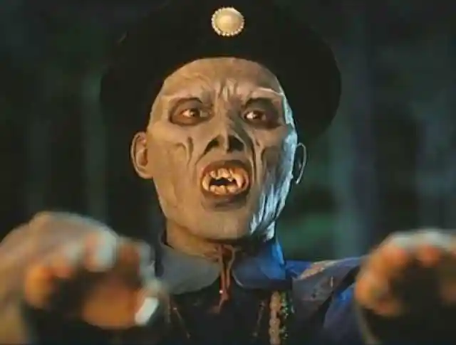 香港僵尸片将中国传统的赶尸文化融入其中,形成了经典的僵尸形象,以林