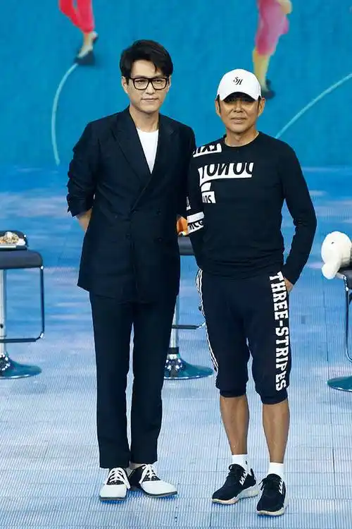 马伊琍露单肩清新又优雅 陈道明靳东两大男神同框玩自拍