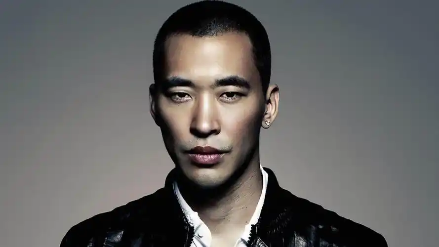 黄立行曾在周杰伦,林俊杰等众多歌坛名将中,杀出重围获收获 金曲歌王.