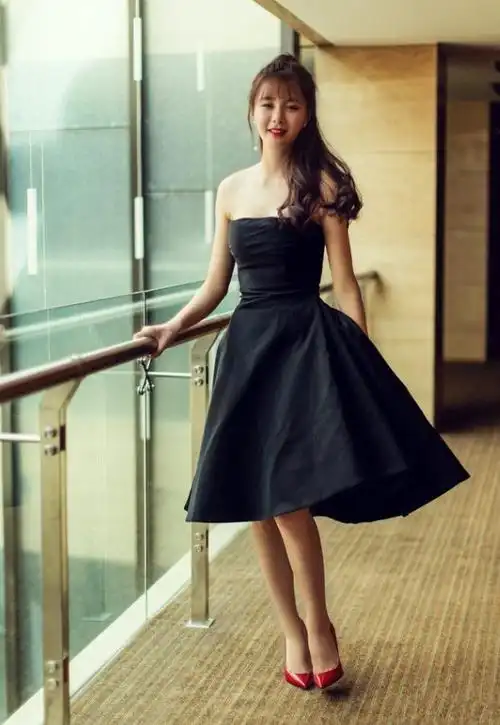 原创沈梦辰美到国外去了一袭龙纹红裙明艳大气气场丝毫不输国际超模