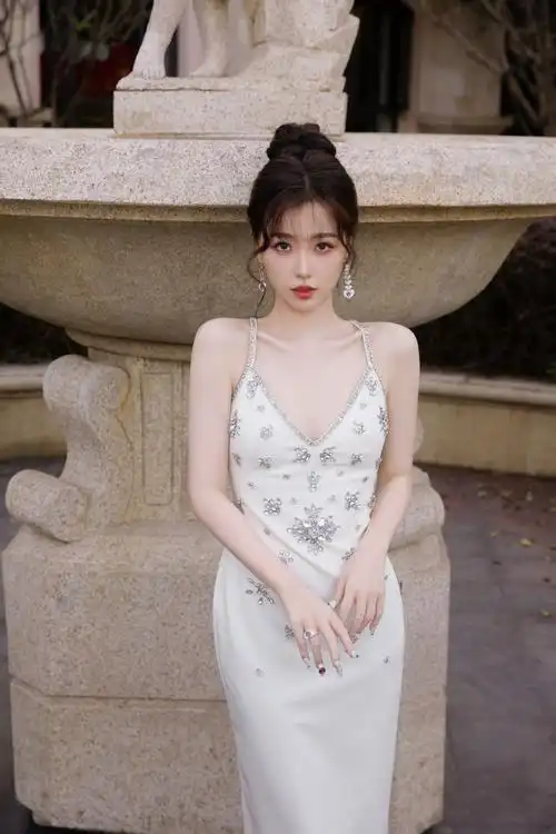 虞书欣白色露背钉珠礼服裙