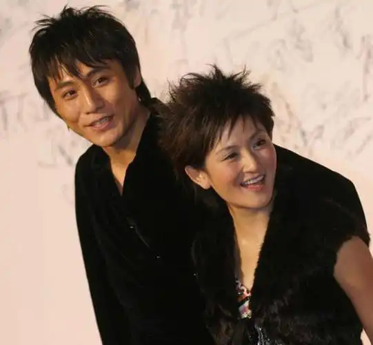 刘烨老婆近照撞脸谢娜两个人生活状态迥异除了长相哪儿都不像
