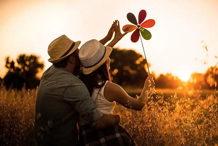 日落时分,田野里一对恩爱的情侣图片下载