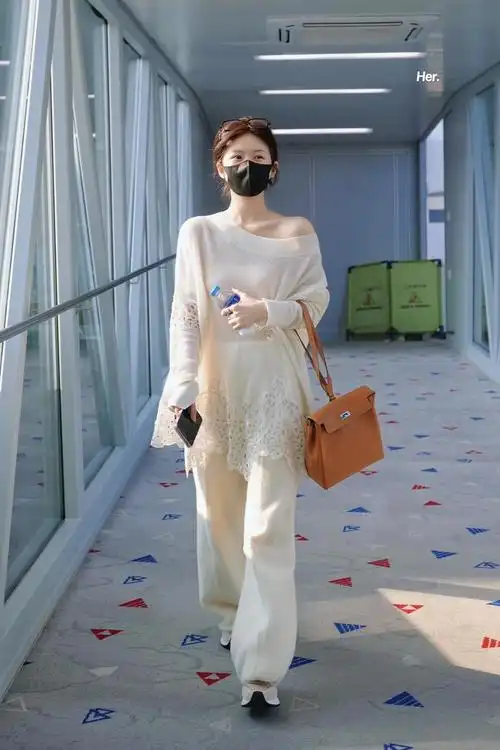 赵露思今日机场街拍私服! 白色系上下层次搭配,温柔又美丽