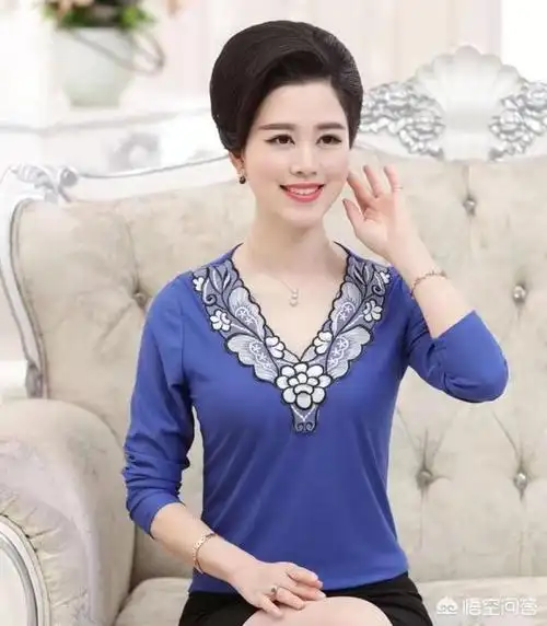 夏天的时候给妈妈买衣服自然还是裙子最好了,毕竟妈妈也是女孩子,自然