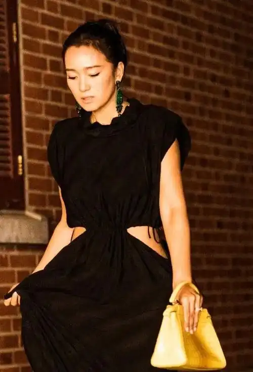 巩俐出席时尚活动黑色露腰礼服配裸色口红展现超凡气场