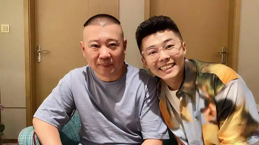 素质有待提高!郭德纲徒弟周九良回京被拍,抽烟等网约车乱弹烟灰