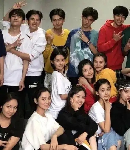 易烊千玺胡先煦李兰迪同框啦这届中戏新生都是什么神仙颜值啊