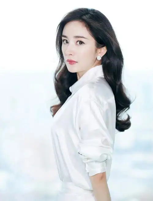 向美貌势力低头!杨幂衬衫长裙凸显知性魅力(5)