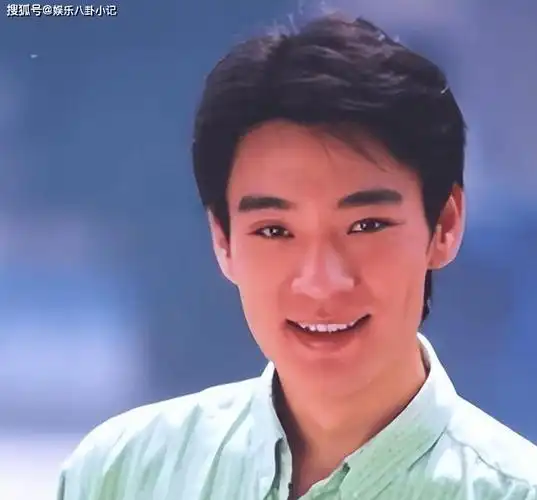 他是靳东同班同学娶过郝蕾爱过王珞丹负了殷桃后娶小10岁的她