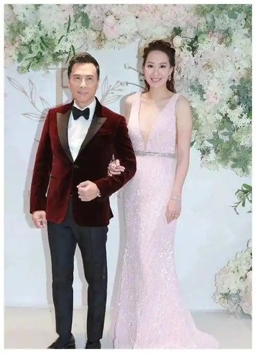 甄子丹的第二任妻子真的很高调,穿着深v连衣裙炫耀模特身材,比