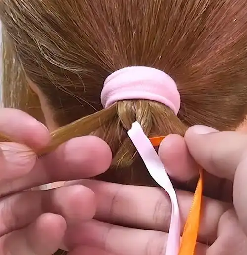 彩带编发教程图解,儿童三股辫加彩带编法