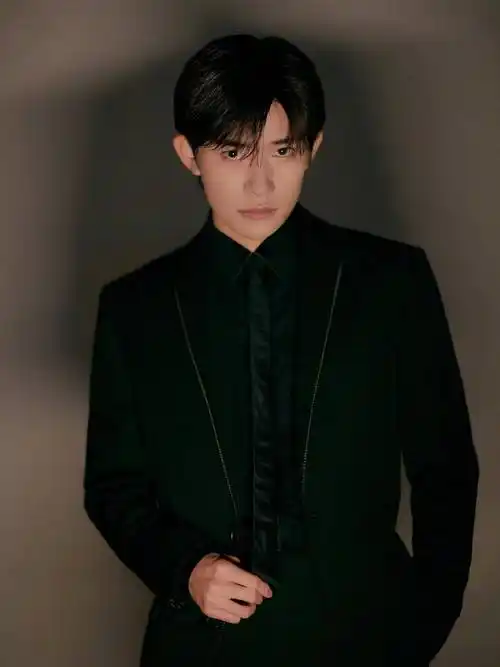 原创原创19岁的易烊千玺身穿涂鸦外套表情冷酷形成强烈的反差萌