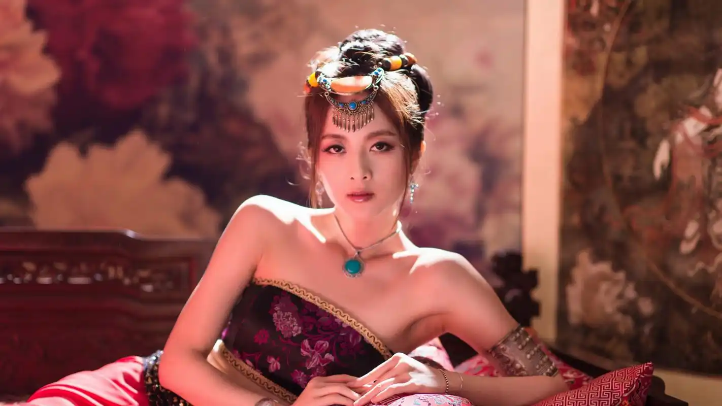 红色古风古典美女性感唯美电脑桌面壁纸