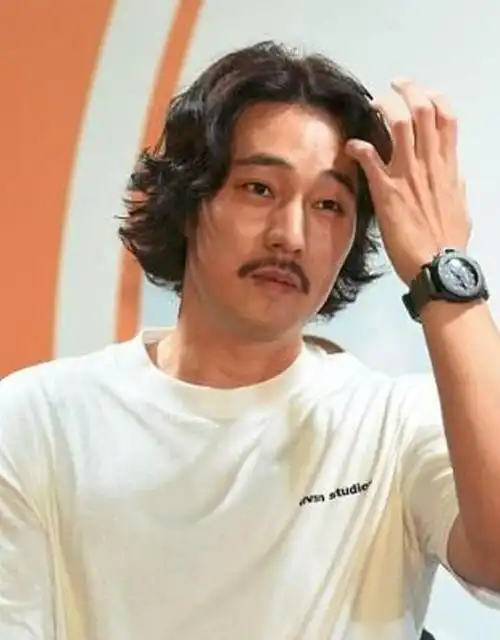 50岁左右的男人,尽量不要梳油头,烫卷发,其实这3款发型更减龄