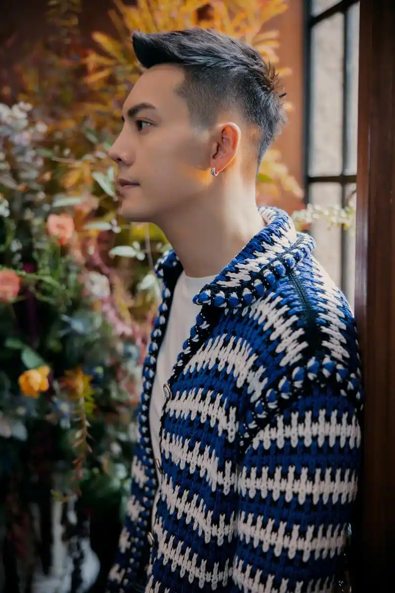 陈伟霆穿着品牌2021早春的蓝白拼色针织外套,简单造型出镜