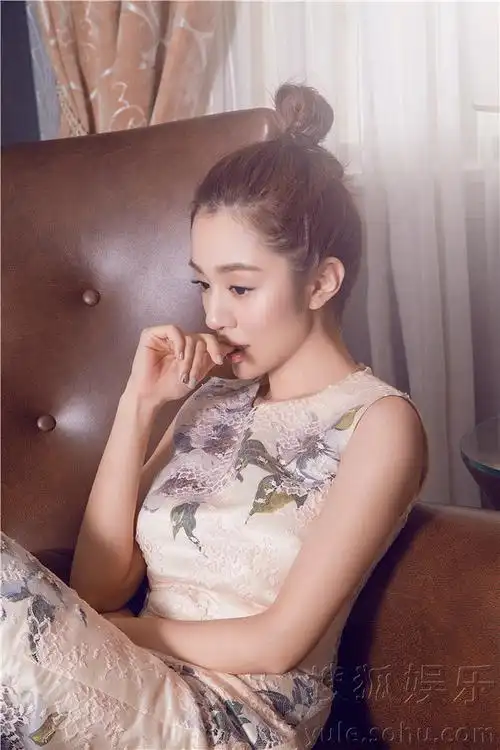 王晓晨旗袍复古大片 身姿窈窕展大长腿