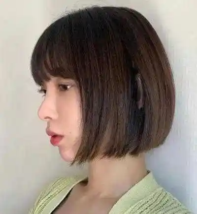 直发发型,戴上眼睛,满屏的学生感,发型简约又不简单,非常凸显女生气质