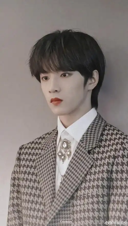 想要拥有的同款直角肩#15岁的刘耀文直角肩真的太绝了,黄金身材比例