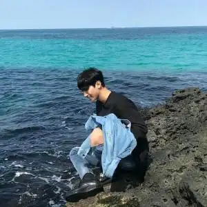 男生坐海边头像