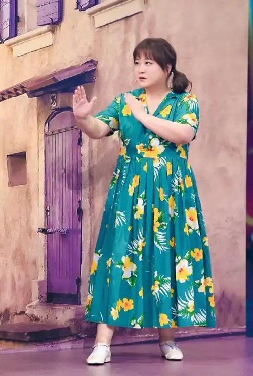 150斤贾玲身材不算好但挺耐看穿印花公主裙清新减龄气质在线