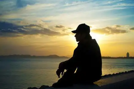 找qq头像,一个人在海边散步的,男女都可以