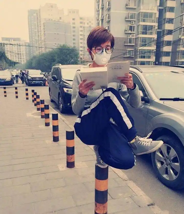 同时,前有葛优躺,后有万茜蹲,曾被万茜多次晒出的"随便蹲"动作,也火爆