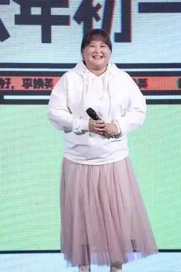 原创谁说胖不能穿纱裙贾玲粉纱裙配白卫衣酒窝大肚子少女感十足