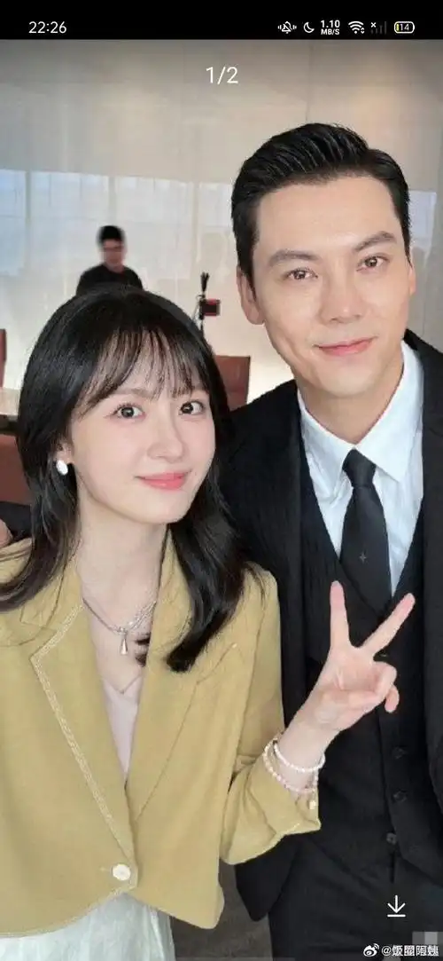 有网友说,这是陈伟霆的新女友,长相很有特色的呢,感觉气质很清新!