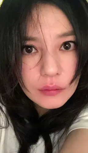 打开新浪新闻从上面的照片我们还可以看到赵薇眼角里面布满了血丝