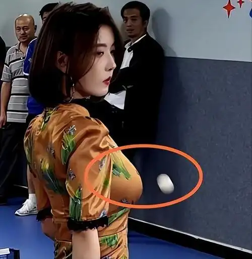 "纯欲美女"聂小雨,靠颜值身材吸粉2000万,如今穿连衣裙惹争议