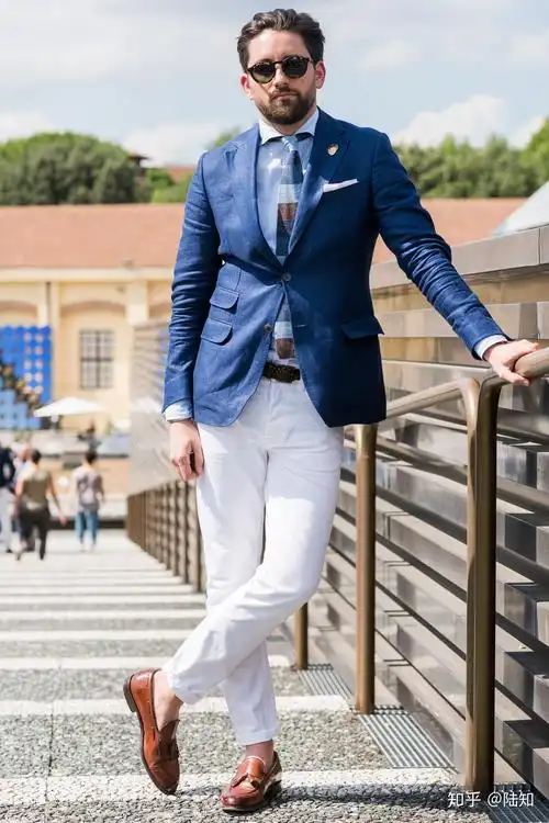 西装上下衣颜色必须一样吗比如黑色西装搭配藏蓝裤子