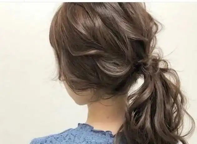 女生卷发马尾发型扎发效果图