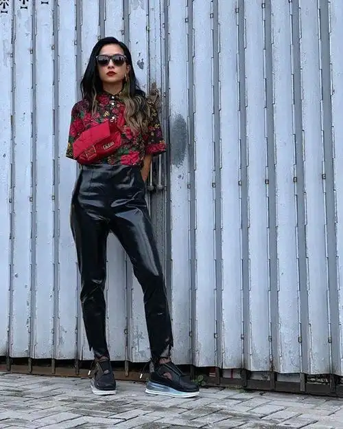 陈奕迅老婆徐濠萦很敢穿大喇叭袖连衣裙配狗啃式刘海个性洋气