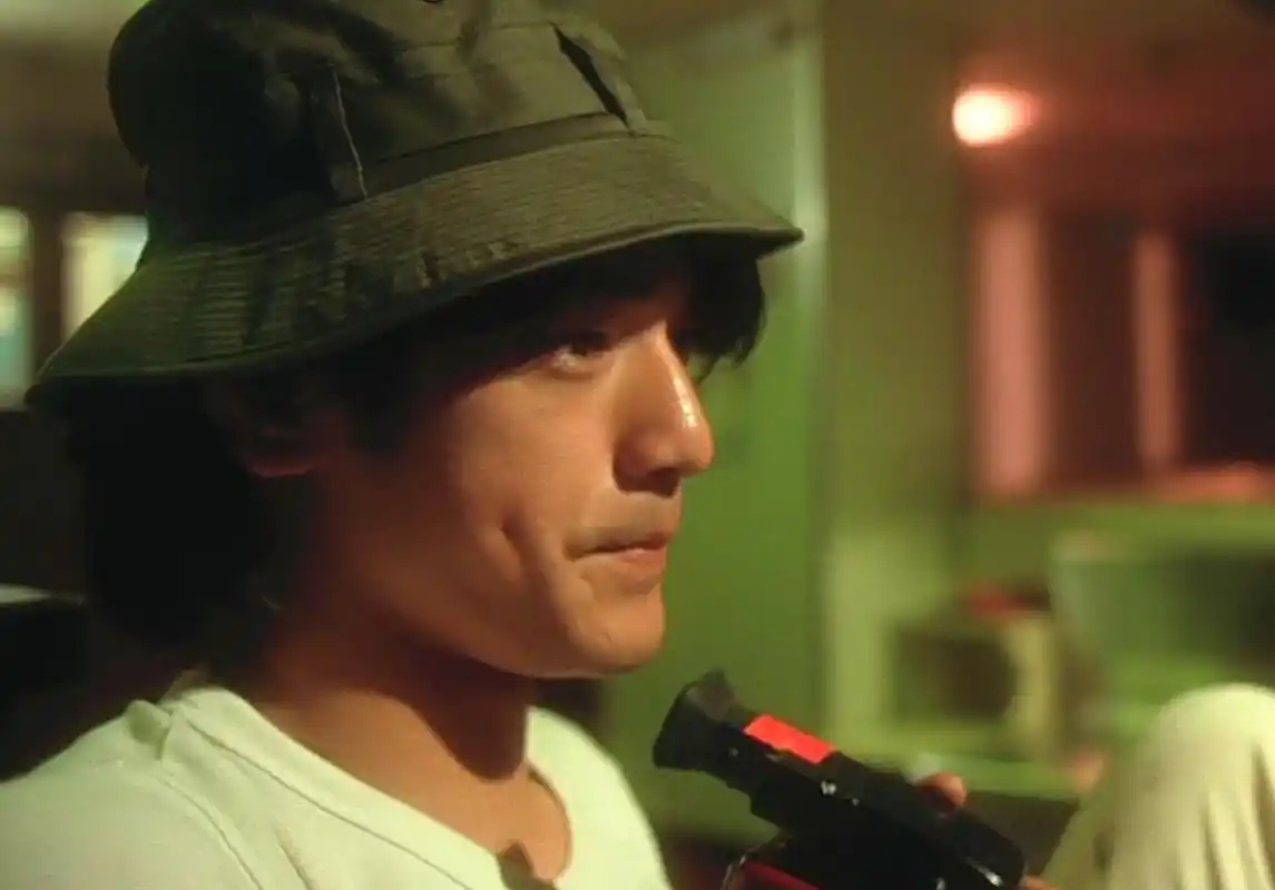 王家卫的《堕落天使》里,黎明李嘉欣跟莫文蔚都年轻的可怕!