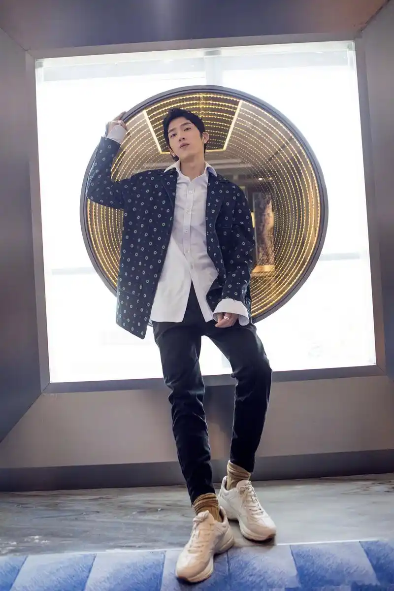 星时尚#井柏然受邀出席voguefilm时装电影盛典 ,休闲淡蓝色衬衫搭配