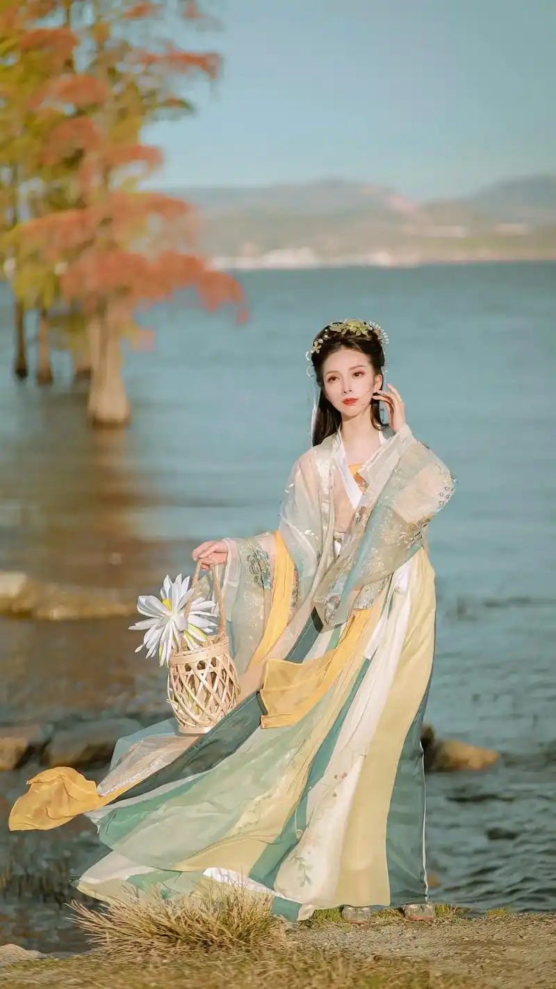 古风 #汉服小姐姐 #原来穿上古装也可以这么美 #美女壁纸 - 抖音