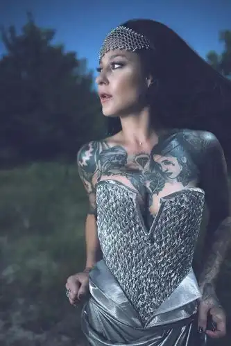 纹身酷女孩们的时尚大片自带气场高贵冷艳1/14