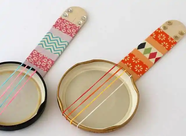 幼儿园废物利用瓶盖手工自制乐器班卓琴(步骤图解)_机灵班