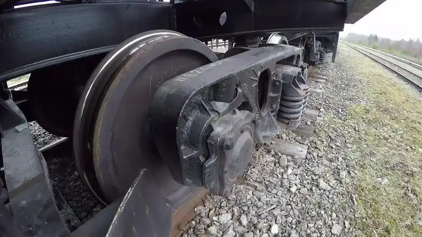 实拍行进中的火车轮毂