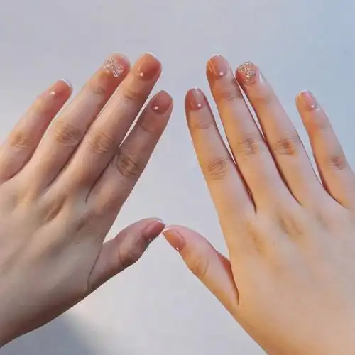 做的带花的图,我的美甲师说:"我可会画花了,下次指甲长长了再做一次吧