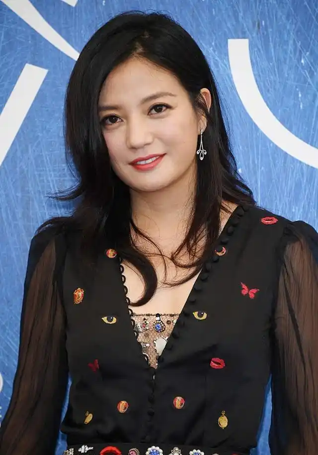 有一种恨天高叫做赵薇的恨天高,看着普通,你却驾驭不了