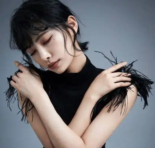 the9两大美女最新大片释出,喻言造型酷飒御姐风,我却更关注许佳琪