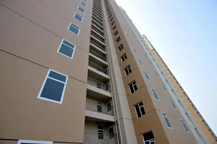 楼体北侧外墙画上与周边窗户规格相同的"假窗"