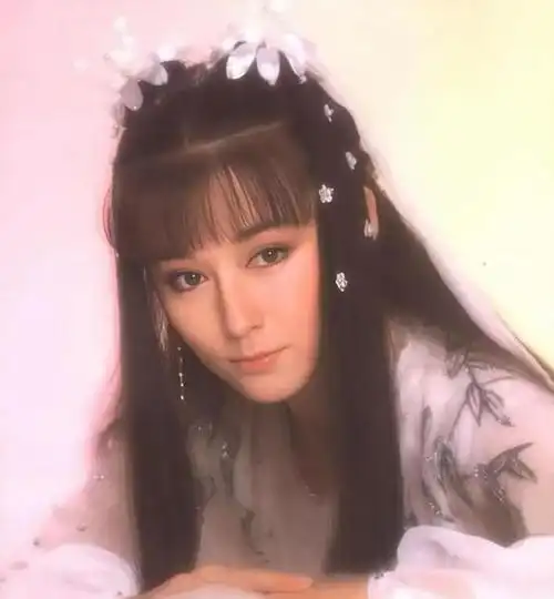 不老女神真实现状:充满皱纹,面部僵硬,不老是假,活在过去是真